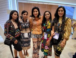 Bunda Julie Laiskodat Boyong Siswa SMK Jurusan Fashion Dari NTT Tampil di Jakarta Fashion Week