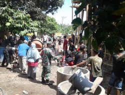 Bersama Elemen Masyarakat, Babinsa 04/Omesuri Karya Bakti di Masjid.