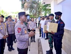 Kapolda NTT Beri Bingkisan kepada Anggota TNI-Polri