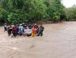 Tak Ada Jembatan, Ibu Hamil di Kupang Nekat Terobos Banjir Luapan Sungai