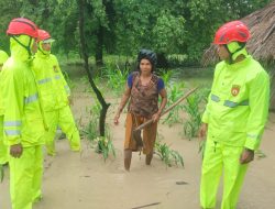 Dirsamapta Polda NTT Bantu Bersama Masyarakat Penanggulangan Banjir Amanuban Selatan