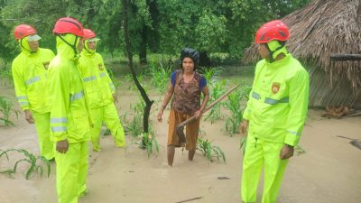 Dirsamapta Polda NTT Bantu Bersama Masyarakat Penanggulangan Banjir Amanuban Selatan
