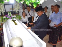 Pj. Wali Kota Kupang Pimpin Prosesi Pemakaman Mendiang Mantan Wakil Wali Kota Kupang dr. Hermanus Man